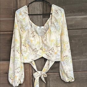 Madden‎ NYC Junior's Plus XXXL Long Sleeve Tie Back Top Floral Crop Top